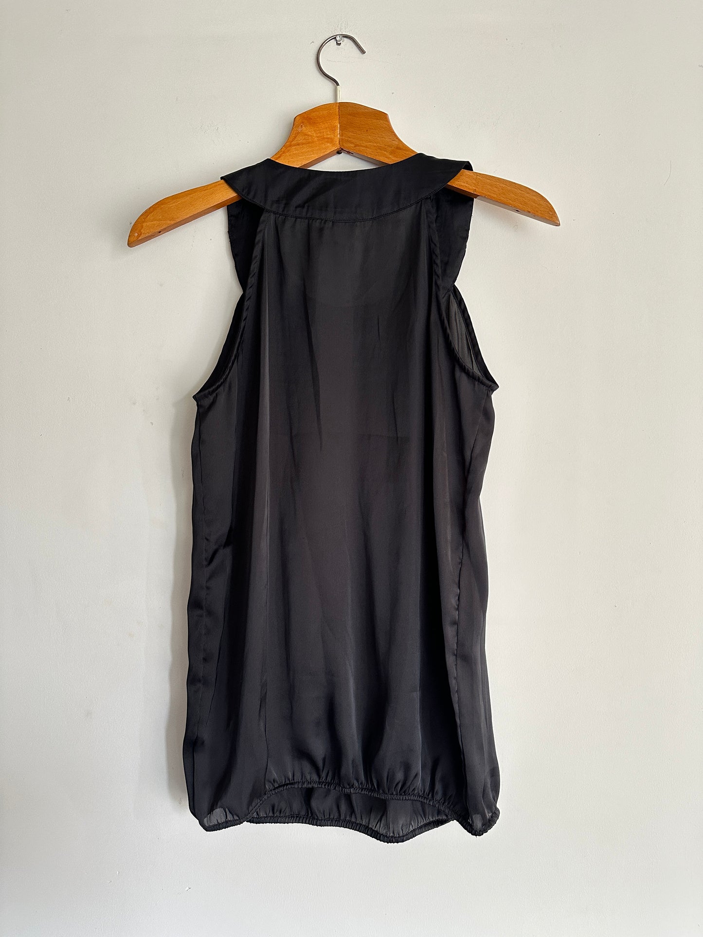 Blusa de seda negra