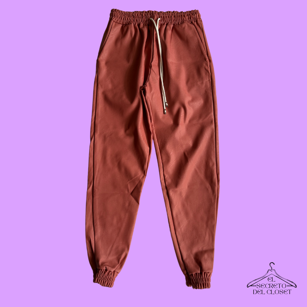 Pantalón rosado cuerina