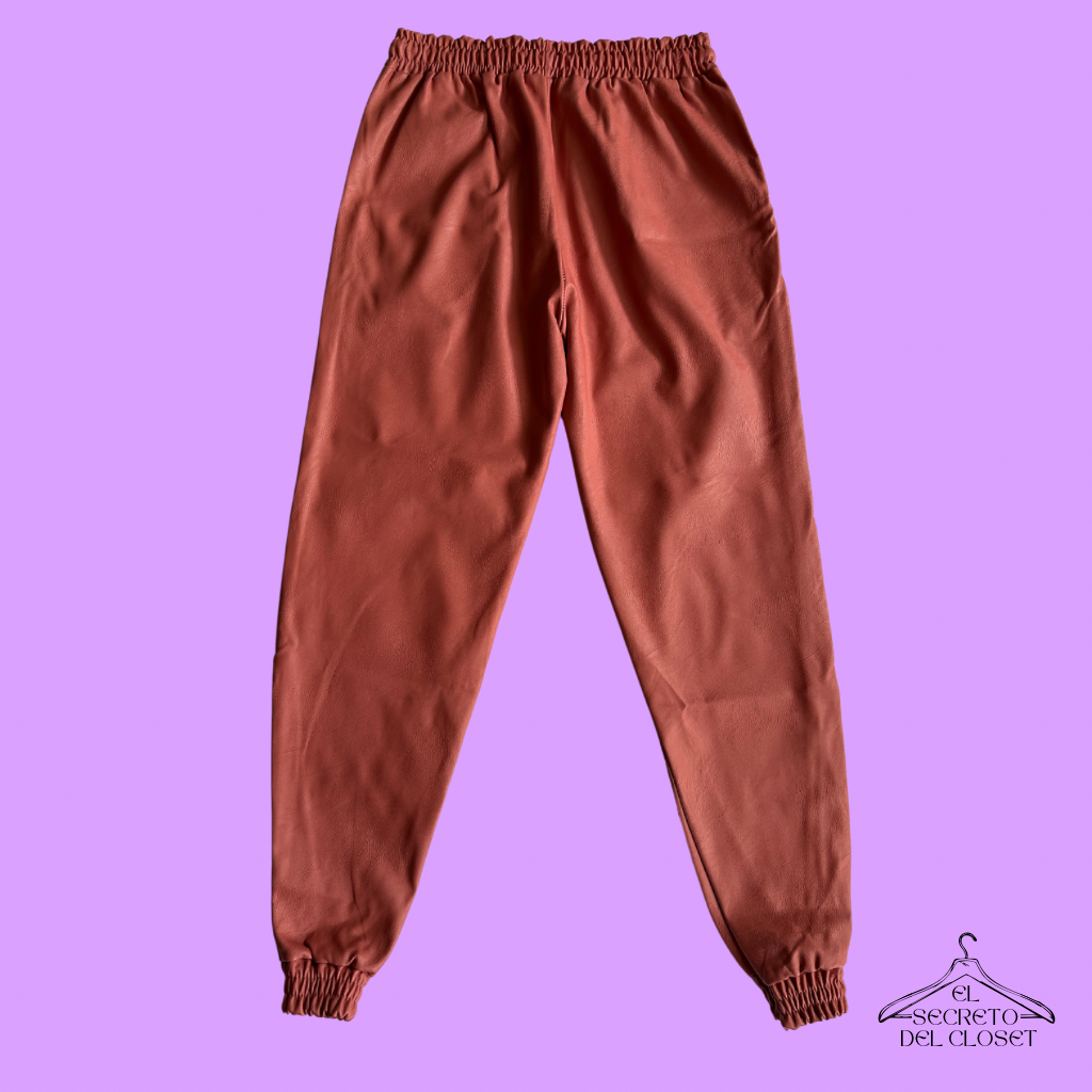 Pantalón rosado cuerina