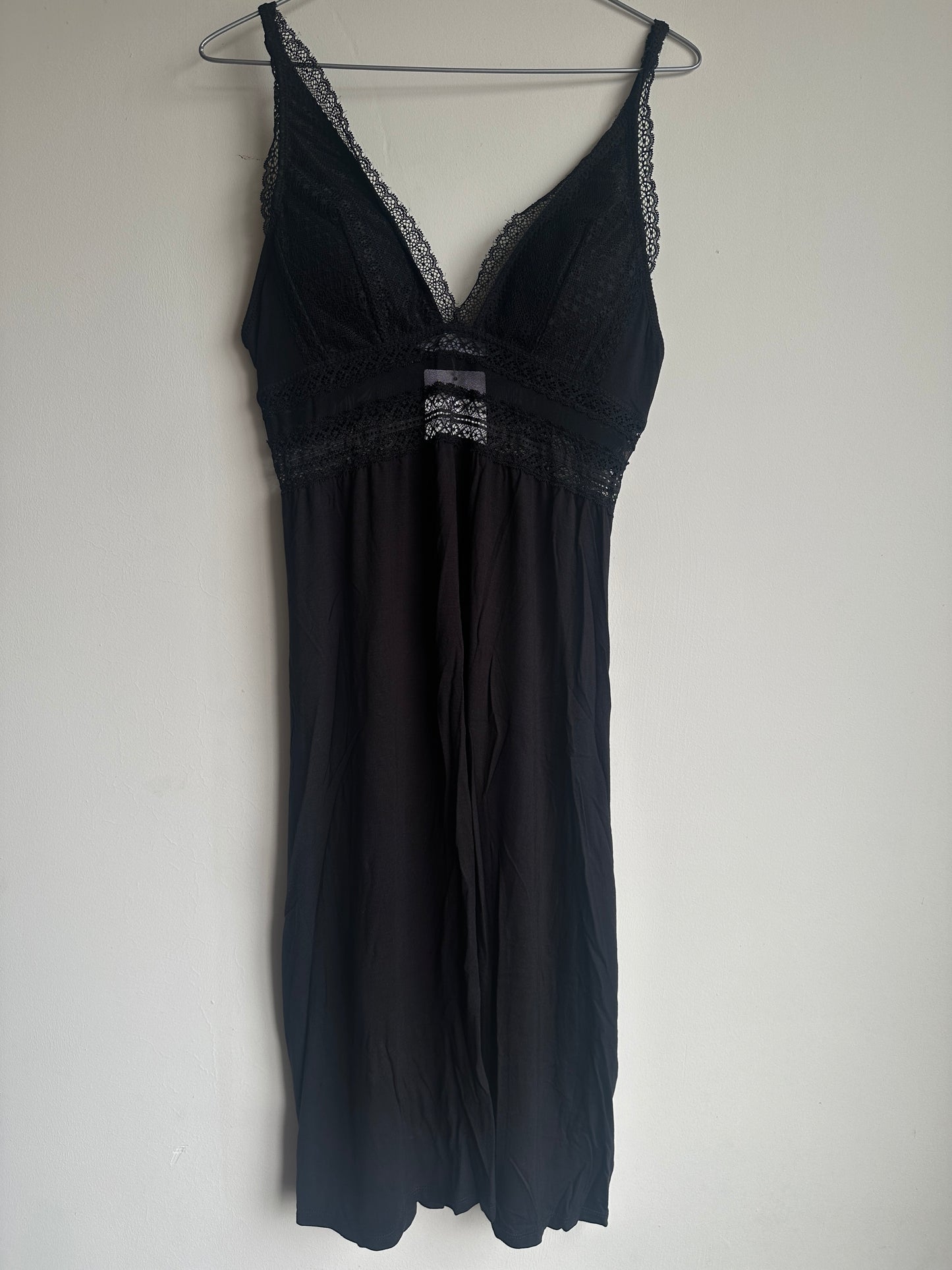 Vestido negro de mujer. Ropa